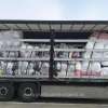 Îmbrăcăminte și cauciucuri uzate oprite la intrarea în țară. Aproximativ 20 de tone, în două mijloace de transport