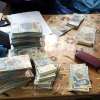 Peste 66.000 pachete țigări, 550.684 lei și sume în valută confiscate în urma a 14 percheziții în Maramureș