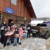 FOTO - Cadourile aduse de polițiștii de frontieră maramureșeni, copiilor din cătunele Lespedea de Sus din Repedea și Cornațea din Poienile de sub Munte.