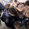 FOTO - Cadourile aduse de polițiștii de frontieră maramureșeni, copiilor din cătunele Lespedea de Sus din Repedea și Cornațea din Poienile de sub Munte.