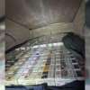 FOTO - 1.680 pachete cu țigări de contrabandă ascunse în bagaje şi în plafonul unui autoturism