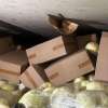 Zeci de mii de pachete cu țigări de contrabandă descoperite ascunse într-un camion încărcat cu varză